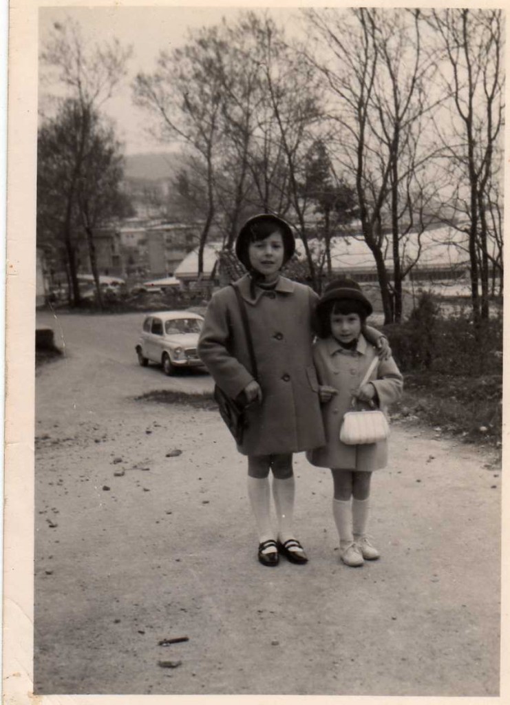 1969, alla Valle del Rovaro con la mia sorellina, e le nostre borsettine