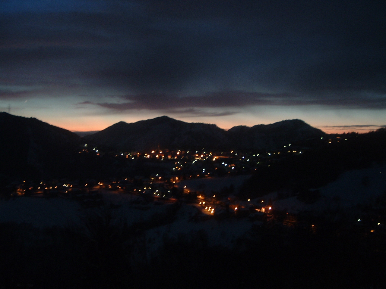 La montagna fotografata nel buio e silenzio della notte