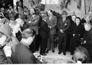 I fratelli dei 4 Combattenti Carrara all'inaugurazione della targa ricordo sulla casa di Amora Bassa, 8-10-1972, insieme all'onorevole Giuseppe Belotti e a don Bepo Vavassori