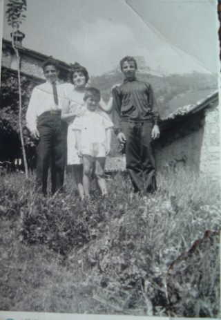 Maria dello STefèn con i fratelli gino osvaldo bimbo Modesto cravatta davanti alla propria casa
